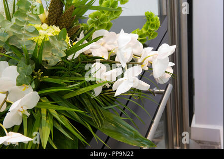 Ein Blumengebinde auf dem Sarg in einer Leichenhalle Stockfoto