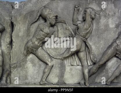 Das Mausoleum in Halikarnassos. 353-350 BC. Die Türkei. Grabmal des Mausolos, Satrap im Persischen Reich und Artemisia II. von Caria. Klassische. Reliefs von scopas. Kampf mit der Amazonen. British Museum. London. Stockfoto