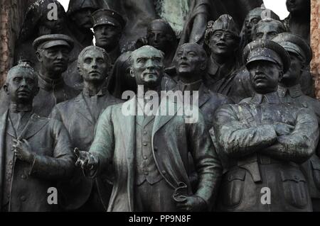 Die Türkei. Istanbul. Republik Denkmal, 1928. Von italienischen Bildhauer Pietro Canonica konzipiert. Schildert die Gründer der Türkischen Republik, Kemal Atatürk, Ismet Inonu und Fevzi Cakmak. Stockfoto