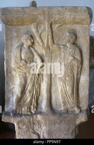 Sockel eines Grabmals. Entlastung von Hermes als Führer der Seelen. Attischen Stil. 5. Jahrhundert vor Christus. Athen. Nationales Archäologisches Museum. Griechenland. Stockfoto