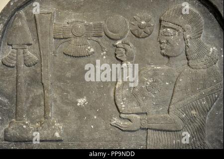 Stele mit Relief, Assyrische offizielle Bel-Harran-Beli-usur Beten vor der göttlichen Symbole. 8. Jahrhundert v. Chr.. Marmor. Von Tel-Abda. Archäologische Museum. Museum des Alten Orients. Istanbul. Die Türkei. Stockfoto