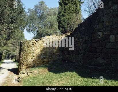 Iberischen Siedlung von El Puig de Sant Andreu. 6. Jahrhundert 2. vorchristlichen Jahrhundert. Iberian-Roman Wand. Runder Turm gehört zu den ältesten Festungsanlage (Ende 6.Jh. bis Anfang des 5. Jh. v. Chr.). Ullastret. In der Provinz Girona. Katalonien. Spanien. Stockfoto