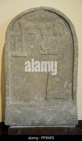 Stele mit Relief, Assyrische offizielle Bel-Harran-Beli-usur Beten vor der göttlichen Symbole. 8. Jahrhundert v. Chr.. Marmor. Von Tel-Abda. Archäologische Museum. Museum des Alten Orients. Istanbul. Die Türkei. Stockfoto