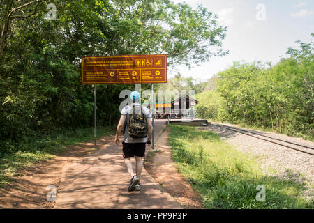 Ein Tourist in Bahnhof in Iguazu National Park, Argentinien, Südamerika Stockfoto