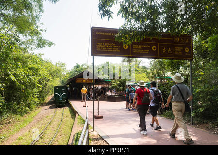 Touristen walkijmg in Bahnhof, Iguazu National Park, Argentinien, Südamerika Stockfoto