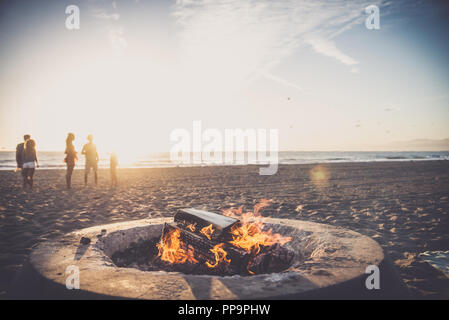Multikulturelle Gruppe von Freunden feiern am Strand - Junge Leute feiern im Sommer Ferien, Sommer und Urlaub Konzepte Stockfoto