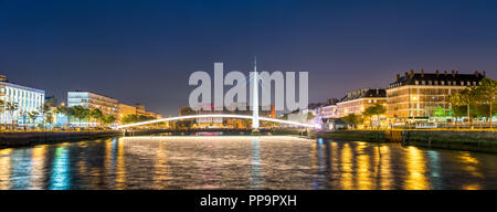 Fußgängerbrücke über Bassin du Commerce in Le Havre, Frankreich Stockfoto