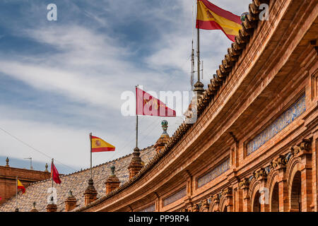 Spanische Flaggen über dem Gebäude an der Plaza de Espana, Sevilla, Spanien fliegen. Stockfoto