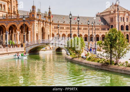 Blick auf den Kanal und palastartigen Gebäude an der Plaza de Espana, Sevilla, Spanien. Stockfoto