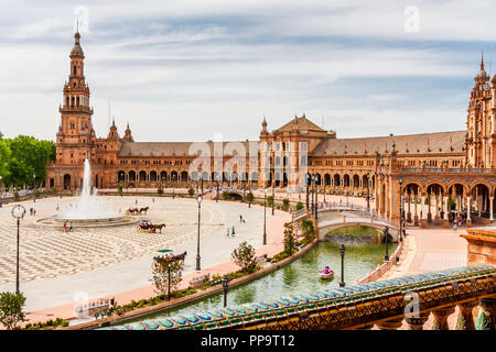 Blick auf die Plaza de Espana, zeigt die Gebäude und den Kanal in Sevilla, Spanien. Stockfoto