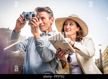 Senior Paar am Vaticano, Rom - glückliche Touristen, die Italienischen berühmte Sehenswürdigkeiten. Stockfoto