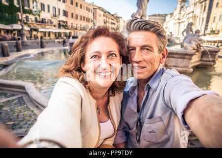 Senior Paar an der Piazza Navona, Rom - glückliche Touristen, die Italienischen berühmte Sehenswürdigkeiten. Stockfoto