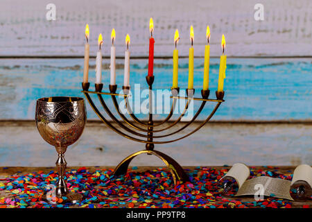 Beleuchtete Hanukkah Kerzen auf Gold menorah Hanukkah Kerzen Stockfoto