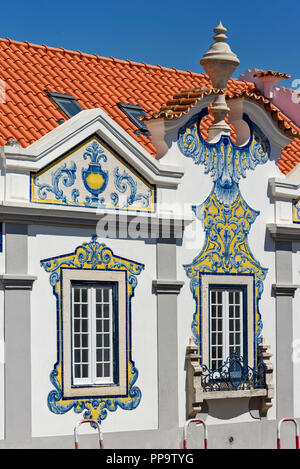 Cascais, Portugal, alte aristokratische Villa mit Fassaden geschmückt mit gelben und blauen Azulejos Stockfoto