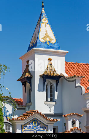 Cascais, Portugal, alte aristokratische Villa mit Fassaden geschmückt mit gelben und blauen Azulejos Stockfoto