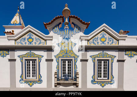 Cascais, Portugal, alte aristokratische Villa mit Fassaden geschmückt mit gelben und blauen Azulejos Stockfoto