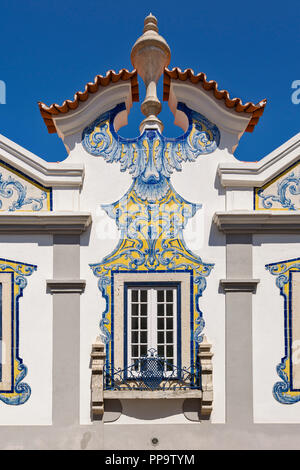 Cascais, Portugal, alte aristokratische Villa mit Fassaden geschmückt mit gelben und blauen Azulejos Stockfoto