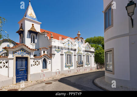 Cascais, Portugal, alte aristokratische Villa mit Fassaden geschmückt mit gelben und blauen Azulejos Stockfoto