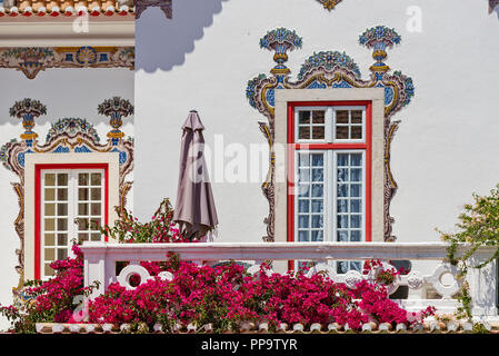 Cascais, Portugal, alte aristokratische Villa mit Fassaden geschmückt mit gelben und blauen Azulejos Stockfoto