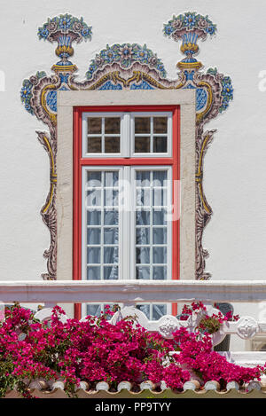 Cascais, Portugal, alte aristokratische Villa mit Fassaden geschmückt mit gelben und blauen Azulejos Stockfoto