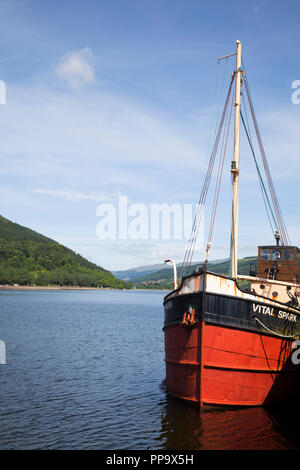 Die puffer Boot "Der entscheidende Funke' in Inveraray Pier, Loch Fyne, Argyll, Schottland. Nachdem das Boot im Neill Munro's Bücher von Para Handy genannt. Stockfoto