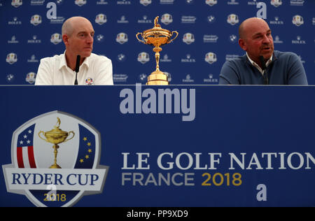 Team USA captain Jim Furyk und Team Europa Kapitän Thomas Bjorn mit dem Ryder Cup während einer Pressekonferenz Vorschau Tag der Ryder Cup bei Le Golf National, Saint-Quentin-en-Yvelines, Paris. Stockfoto