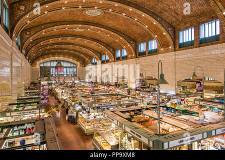 CLEVELAND, Ohio - 30. Oktober 2017: Der Westseite Markt Interieur. Es ist das älteste Markt Platz in Cleveland. Stockfoto