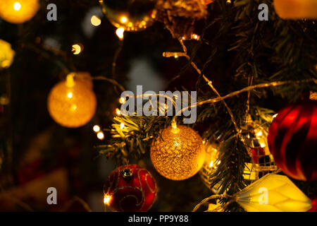 Weihnachten Kugeln auf einem mit Pinien close-up Stockfoto