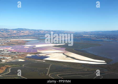 San Francisco Bay Area: Luftaufnahme des Salzes verdampfen Teichen, Sümpfen und Feuchtgebieten in der South Bay. Stockfoto