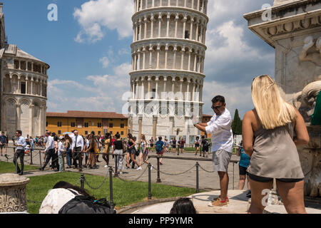 Touristische gegen den Schiefen Turm von Pisa, Toskana, Italien posing Stockfoto