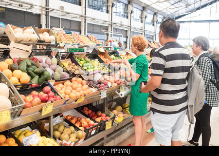 Lissabon markt Obst und Gemüse, Innenraum Szene. Stockfoto