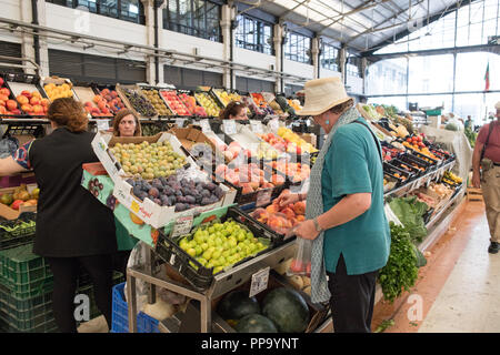 Lissabon markt Obst und Gemüse, Innenraum Szene. Stockfoto