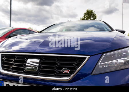 Prag, tschechische Republik - 22. SEPTEMBER 2018: Sitz Firmenlogo auf blaues Auto Seat Leon FR am 25. März 2018 in Prag, Tschechische Republik. Stockfoto