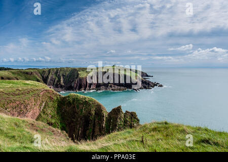 Der Leuchtturm auf der Insel Caldey, Pembrokeshire, Wales Stockfoto