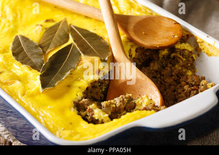 Boboti herzhaftes und tröstend Südafrikanischen Gericht in erster Linie von Curry Hackfleisch gefüllt mit Milch und Ei Gemisch und gebackene Close-up. Horizontale Stockfoto