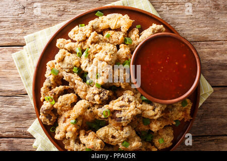 Fried Chicken Magen in paniert, mit Chili Sauce in der Nähe serviert auf einem Teller. Horizontal oben Ansicht von oben Stockfoto