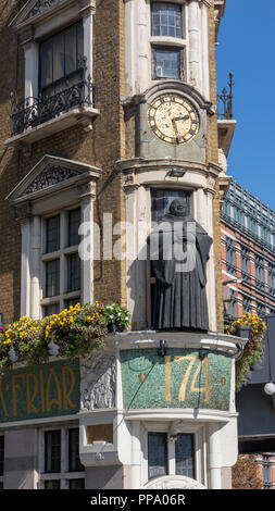 Die Black Friar ist ein Denkmalgeschütztes Public House in der Queen Victoria Street in Blackfriars, London. Stockfoto