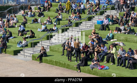 Künstliche Terrasse zwischen Getreidespeicher Square und Regent's Canal Leinpfad, Kings Cross Centre, London, England, Großbritannien Stockfoto