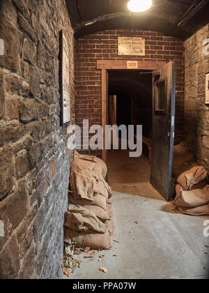 Cardiff, Großbritannien - 16 September, 2018: Blick von innen Zimmer im Schloss von Cardiff, in den Zweiten Weltkrieg als Reparatur von Bomben verwendet Stockfoto