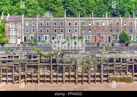 Bristol, England, 1. Juni 2014: Blick über den Fluss Avon bei Ebbe in Richtung otwell Straße, gesäumt mit gemauerten Häuser, sowie alte woonde Bau Stockfoto