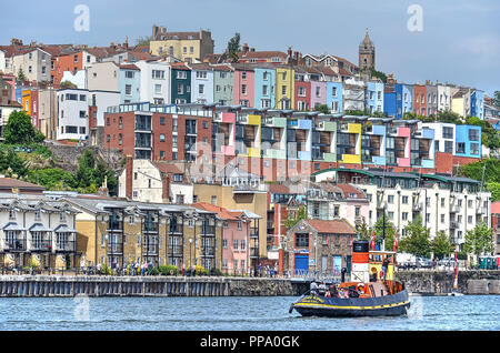 Bristol, England, 1. Juni 2014: Blick über die Schwimmenden Hafen in Richtung auf eine bunte Mischung aus alten und neuen Gehäuse auf der anderen Seite Stockfoto