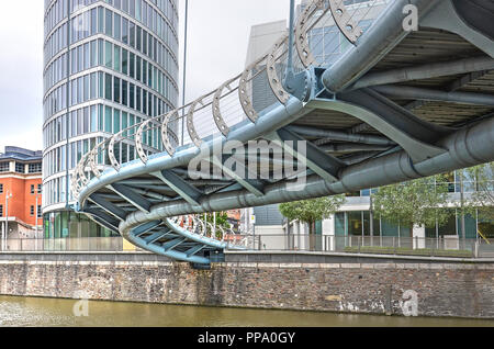 Bristol, England, 2. Juni 2014: Blick auf die elegant geschwungene Stahlkonstruktion von Valentine Brücke über den Schwimmenden Hafen Stockfoto