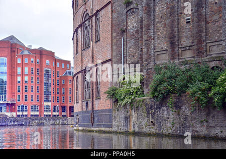 Bristol, England, 2. Juni 2014: Buchsen aus der Wand des Alten Backstein Fassaden der Läger direkt gegen das Wasser gebaut wachsende Stockfoto