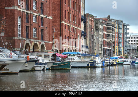 Bristol, England, 2. Juni 2014: Blick auf die Schwimmenden Hafen mit alten Lagerhäuser und moderne Yachten gefüttert Stockfoto