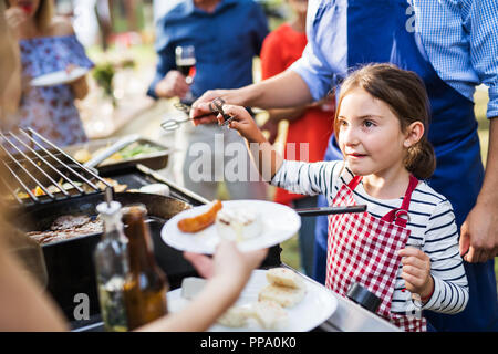 Familienfeier oder eine Grillparty im Freien in den Hinterhof. Stockfoto