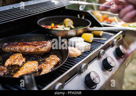 Fleisch und Wurst auf den Grill. Garden Party außerhalb im Hinterhof. Stockfoto