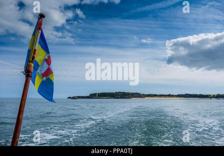 Im Rückblick auf die Priory Bay auf der Insel Caldey, vom Boot Tenby Anbindung an Insel Caldey, Pembrokeshire, Wales Stockfoto