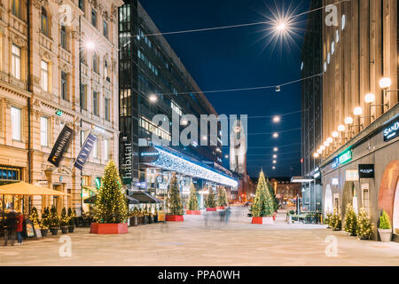 Helsinki, Finnland - 6. Dezember 2016: Nacht Keskuskatu Straße in Abend Weihnachten Neujahr Weihnachten festliche Beleuchtung. Kauppakeskus Citycenter Stockfoto