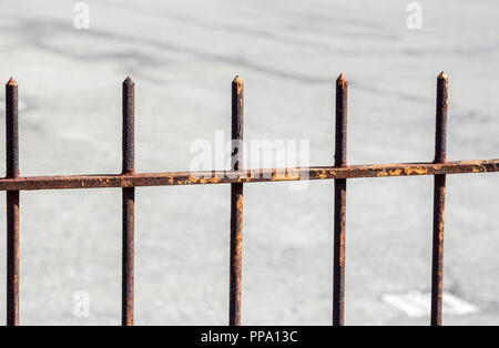 Nahaufnahme einer geschmiedeten Eisen Zaun mit Pfeilen Stockfoto