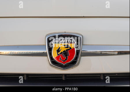 Fiat Abarth Emblem auf der Vorderseite eines Fiat 500 Abarth. Stockfoto